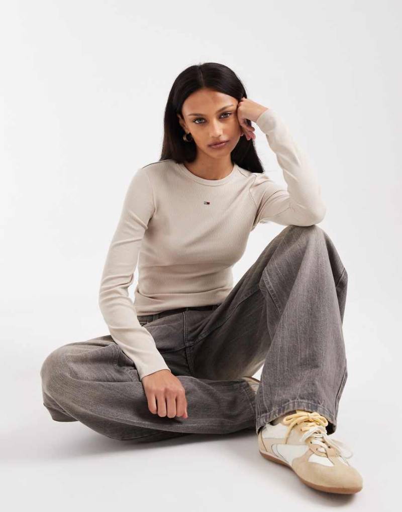 Tommy Jeans - Langärmliges T-Shirt in Beige mit Aufnäher-Neutral von Tommy Jeans