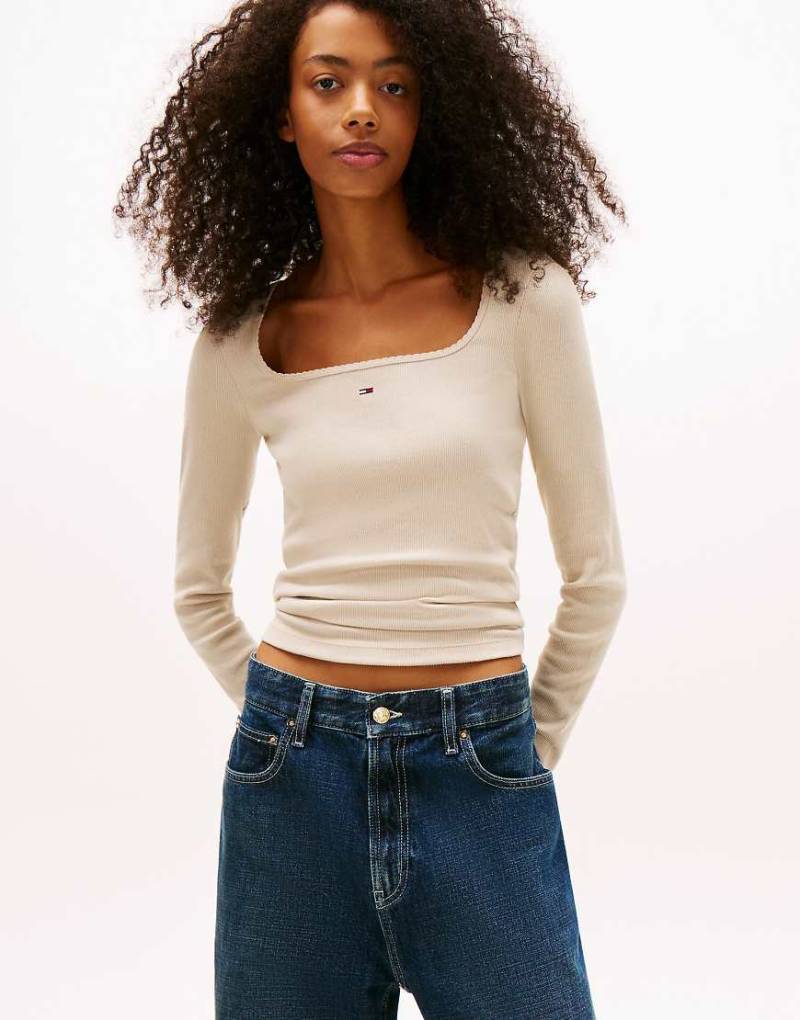 Tommy Jeans - Langärmliges T-Shirt in Beige mit eckigem Ausschnitt und schmalem Schnitt-Neutral von Tommy Jeans