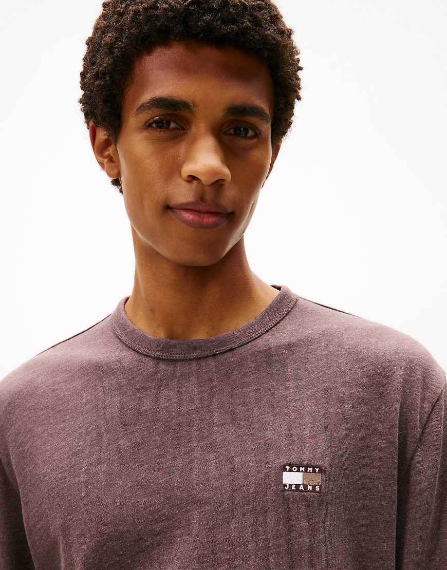 Tommy Jeans - Langärmliges T-Shirt in Dunkelbraun mit farblich abgestimmtem Tommy-Aufnäher-Brown von Tommy Jeans