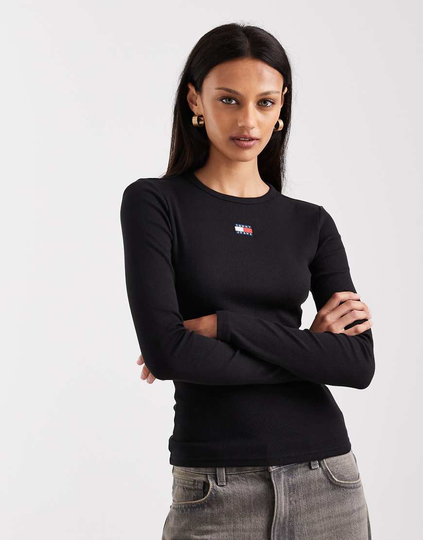Tommy Jeans - Langärmliges T-Shirt in Schwarz mit Aufnäher von Tommy Jeans