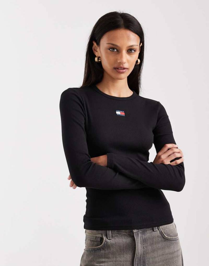 Tommy Jeans - Langärmliges T-Shirt in Schwarz mit Aufnäher von Tommy Jeans