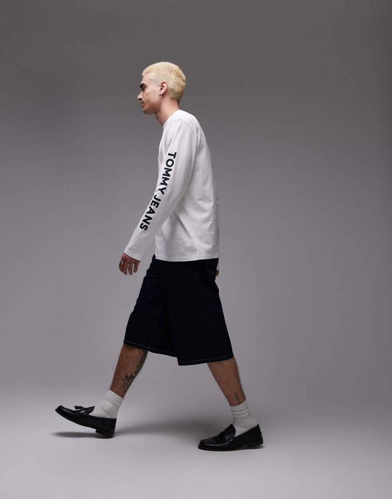 Tommy Jeans - Langärmliges T-Shirt in Weiß mit Logo und lockerem Schnitt von Tommy Jeans