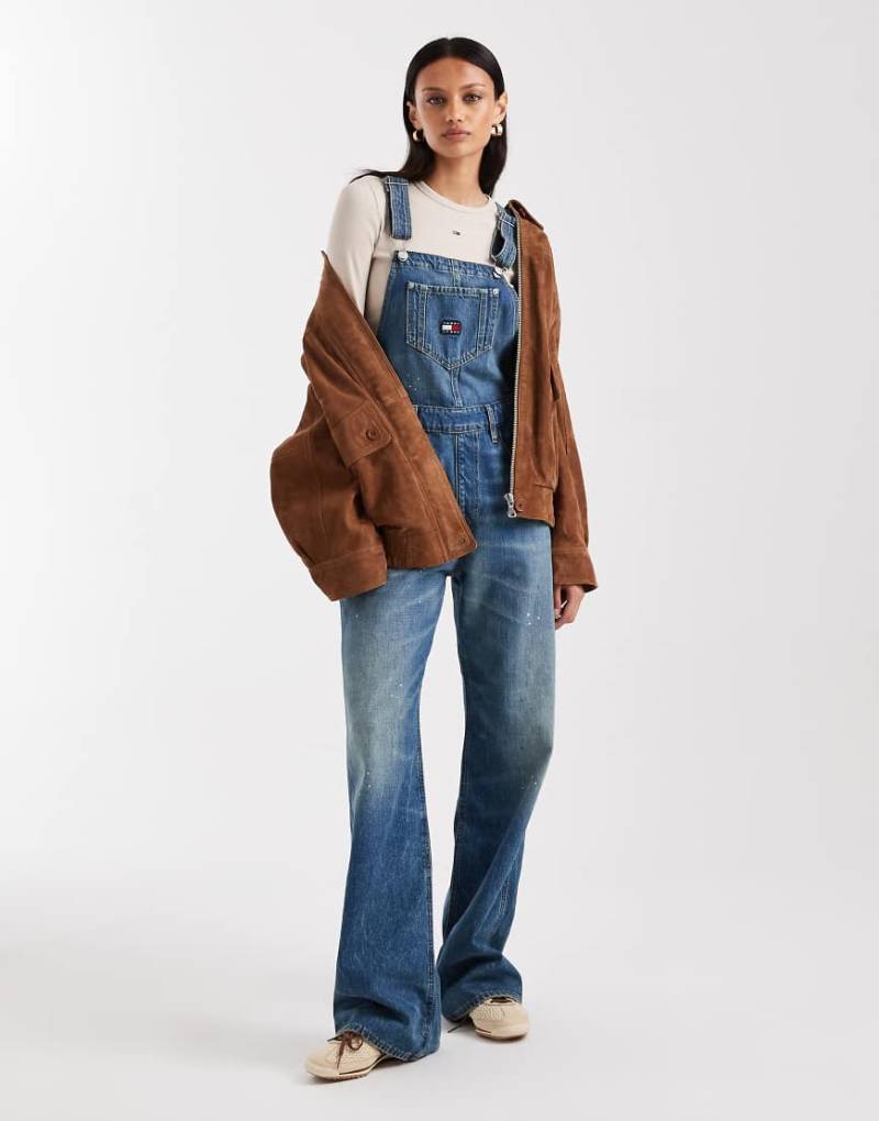 Tommy Jeans - Latzhose in verblasster mittelblauer Waschung von Tommy Jeans