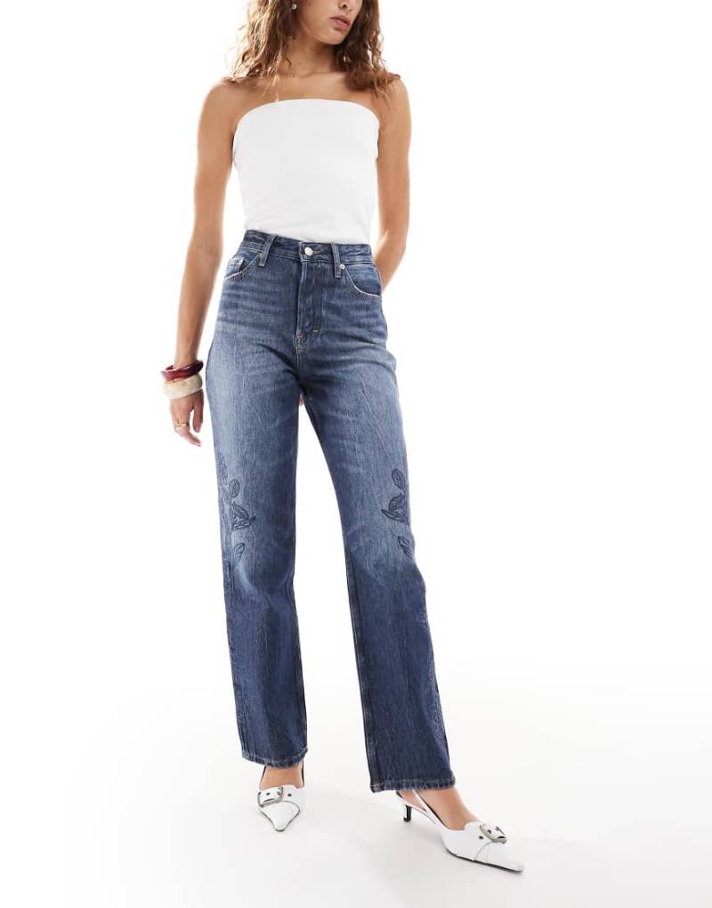 Tommy Jeans - Layla - Gerade geschnittene Straight Jeans in dunkler Waschung mit hohem Bund und Blumenprint-Marineblau von Tommy Jeans