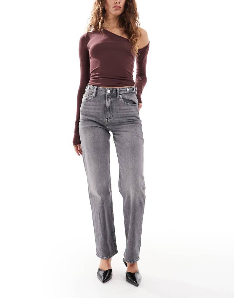 Tommy Jeans - Layla - Jeans in verwaschenem Schwarz mit schmalem, geradem Schnitt von Tommy Jeans