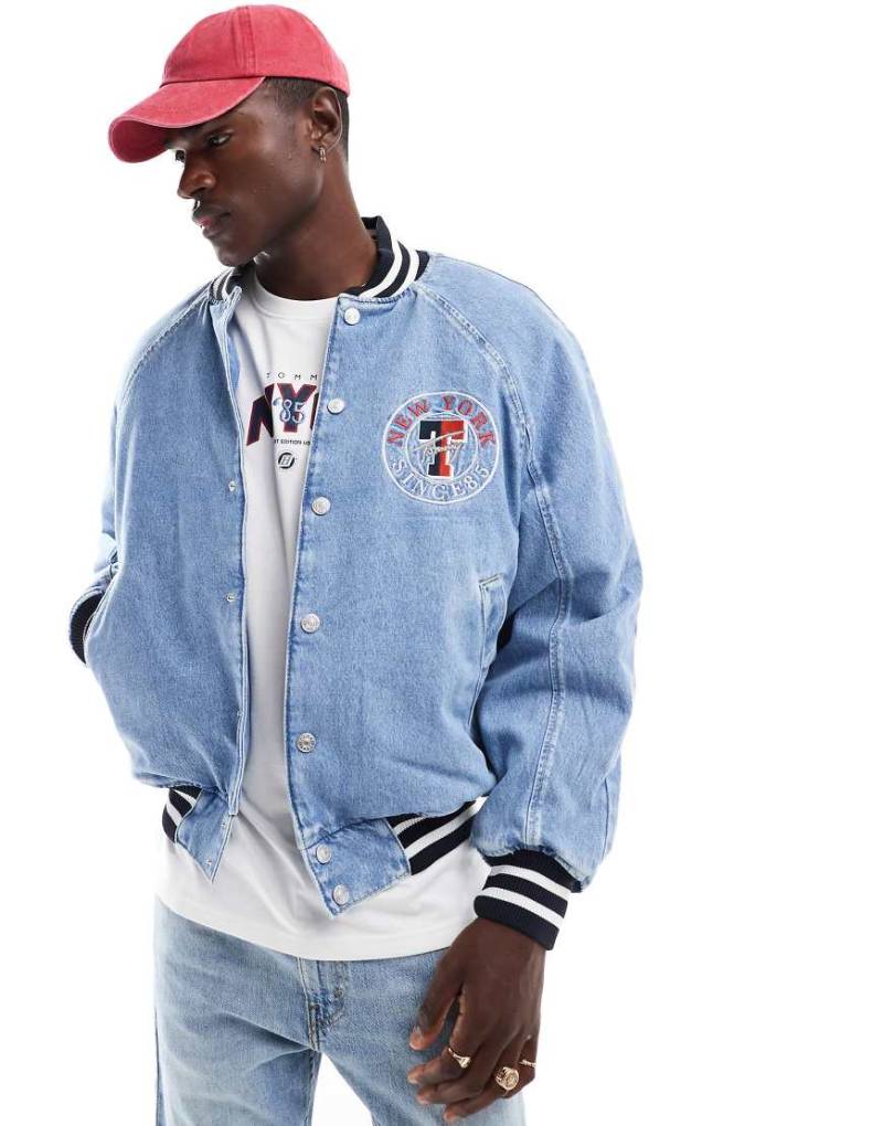 Tommy Jeans - Letterman - Jeansjacke in heller Waschung-Blau von Tommy Jeans