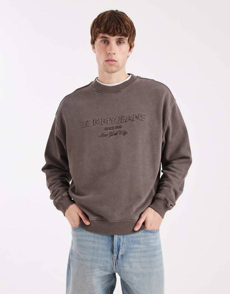 Tommy Jeans - Lifted - Classic-Fit-Sweatshirt in Dunkelbraun mit mittigem Logo-Brown von Tommy Jeans