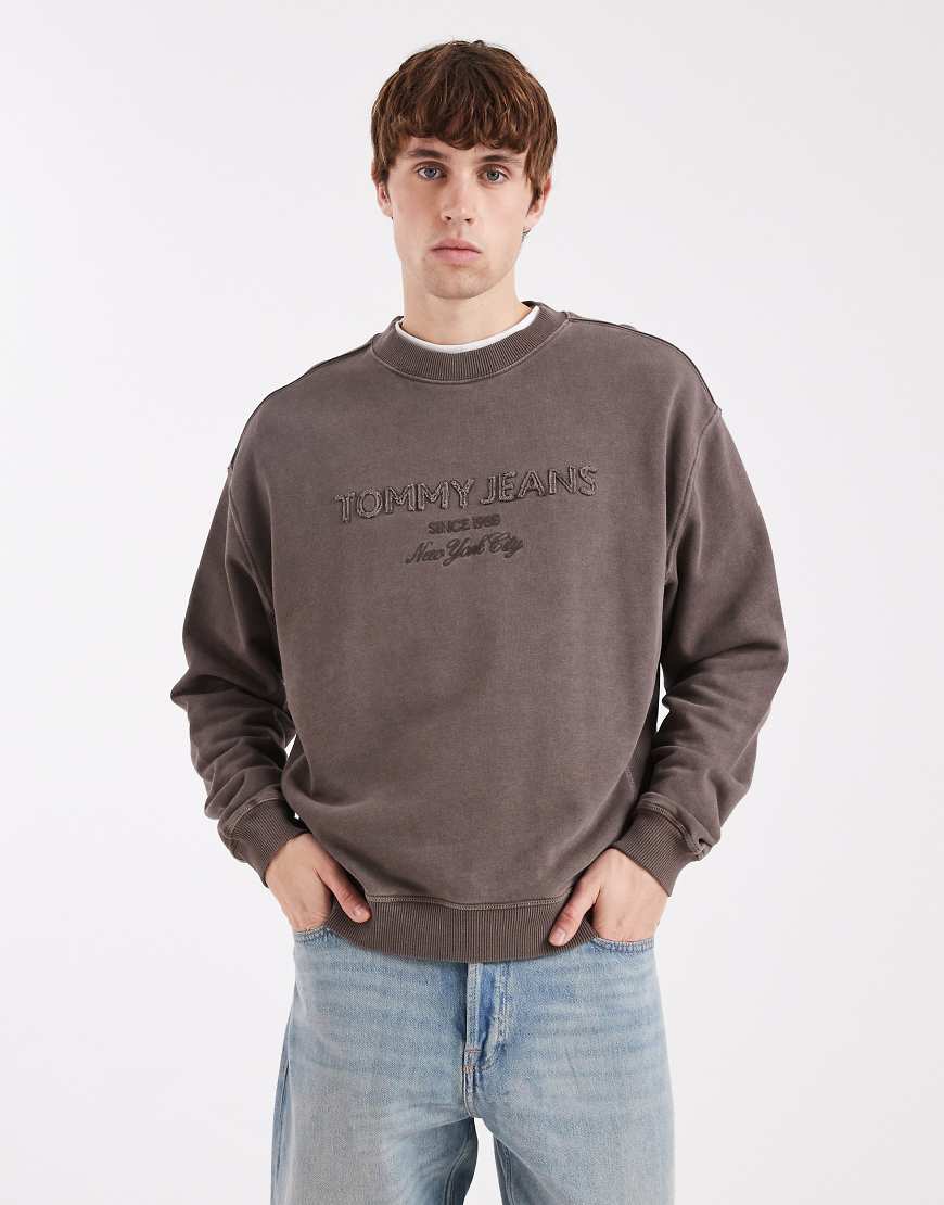 Tommy Jeans - Lifted - Classic-Fit-Sweatshirt in Dunkelbraun mit mittigem Logo-Brown von Tommy Jeans