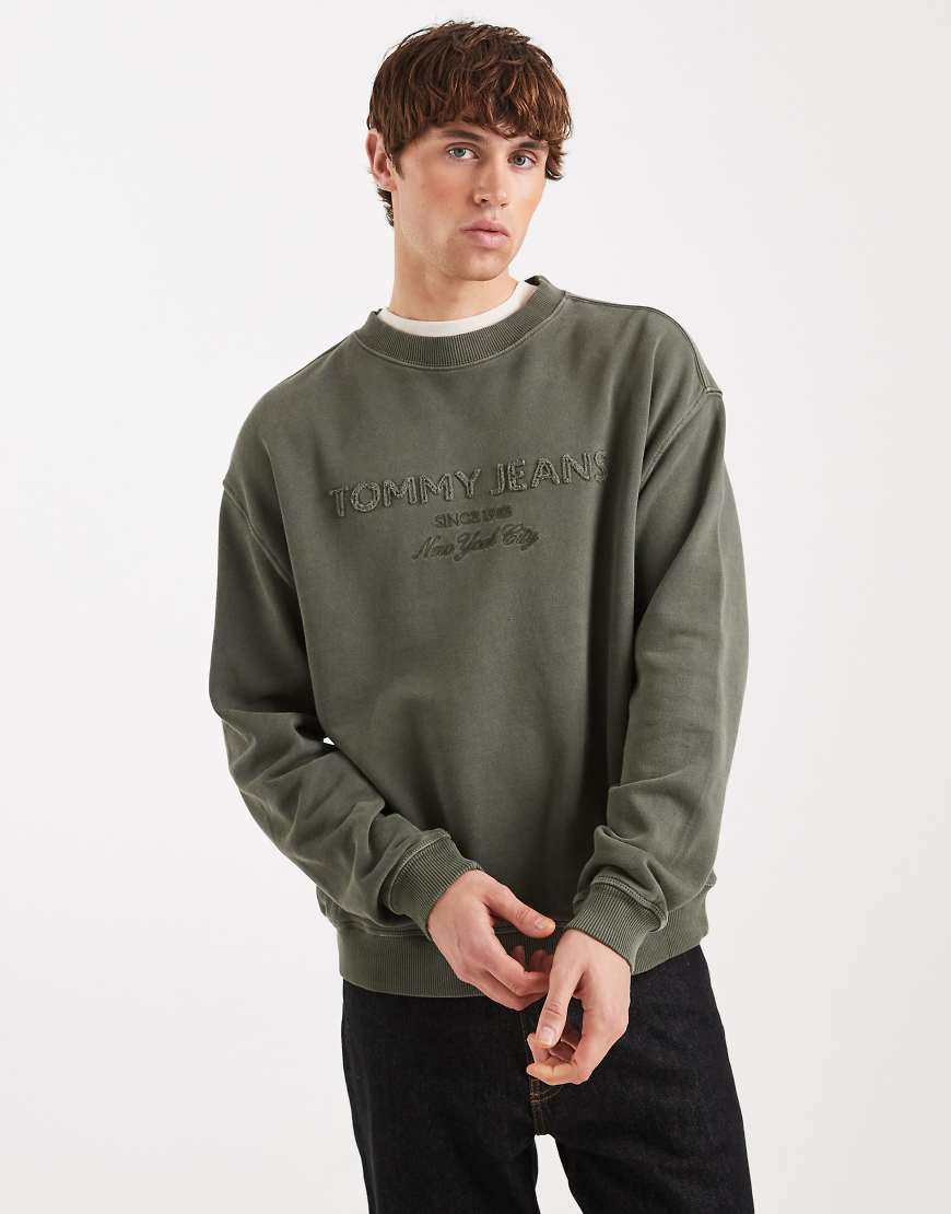 Tommy Jeans - Lifted - Classic-Fit-Sweatshirt in Dunkelgrün mit mittigem Logo von Tommy Jeans