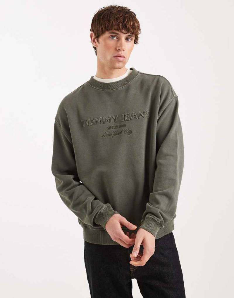 Tommy Jeans - Lifted - Classic-Fit-Sweatshirt in Dunkelgrün mit mittigem Logo von Tommy Jeans