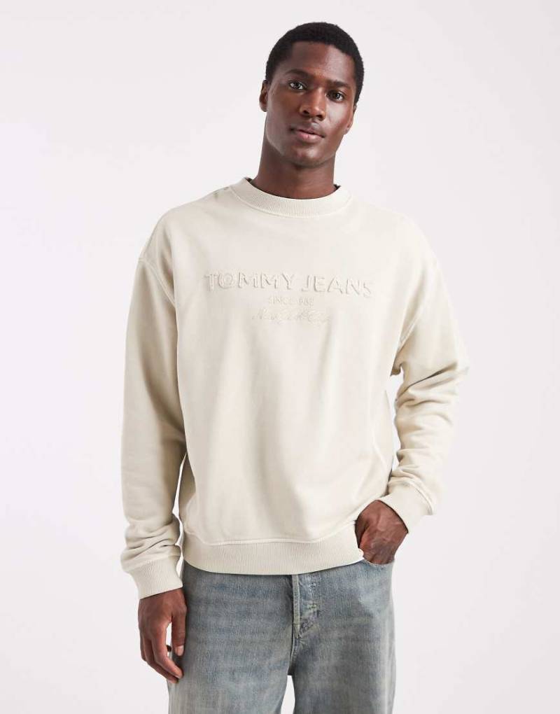 Tommy Jeans - Lifted - Classic-Fit-Sweatshirt in Sand mit mittigem Logo-Neutral von Tommy Jeans