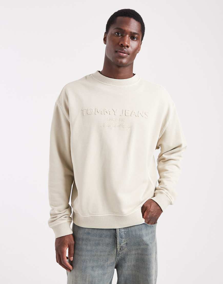 Tommy Jeans - Lifted - Classic-Fit-Sweatshirt in Sand mit mittigem Logo-Neutral von Tommy Jeans