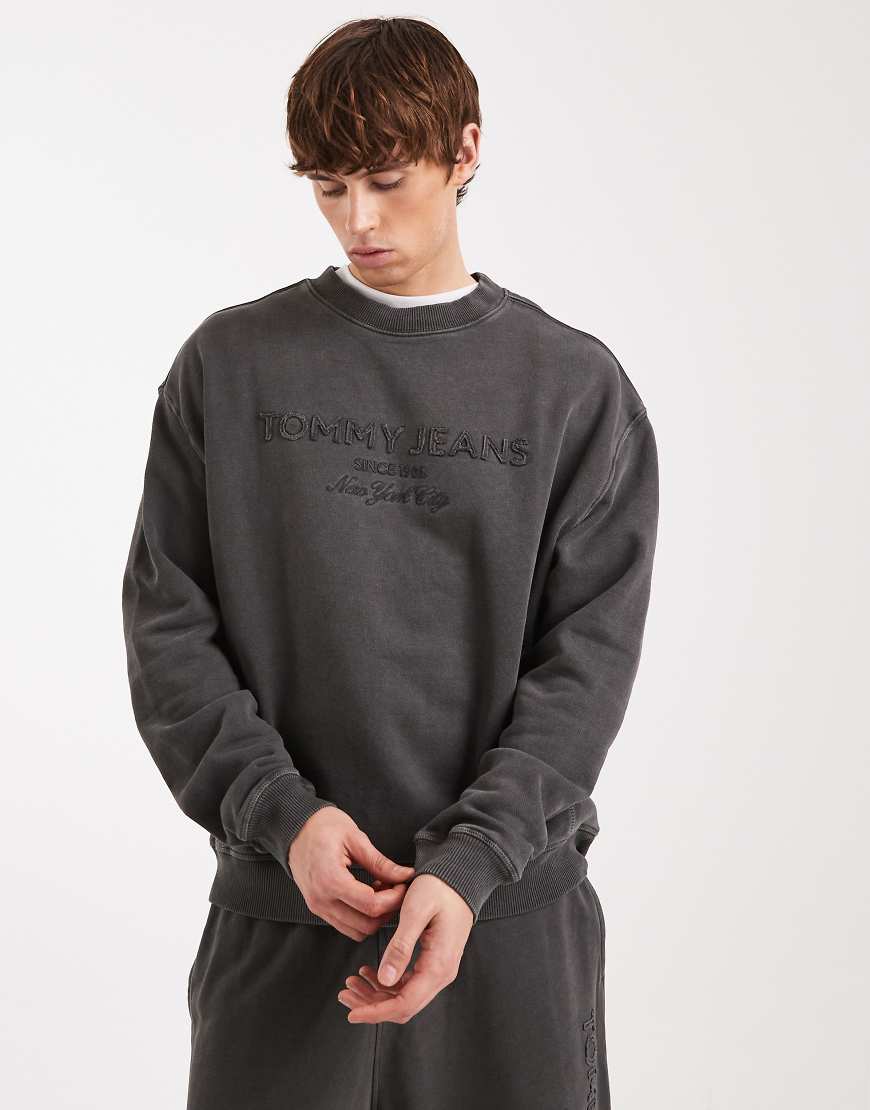 Tommy Jeans - Lifted - Classic-Fit-Sweatshirt in verwaschenem Schwarz mit mittigem Logo von Tommy Jeans