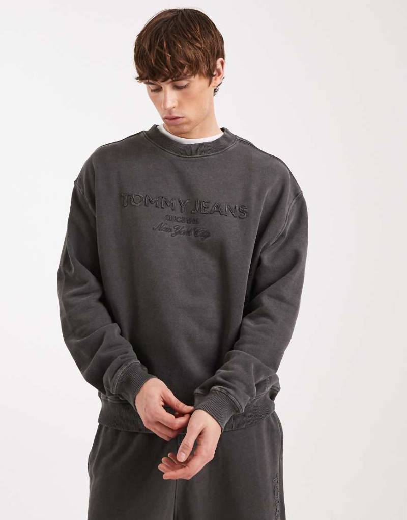 Tommy Jeans - Lifted - Classic-Fit-Sweatshirt in verwaschenem Schwarz mit mittigem Logo von Tommy Jeans