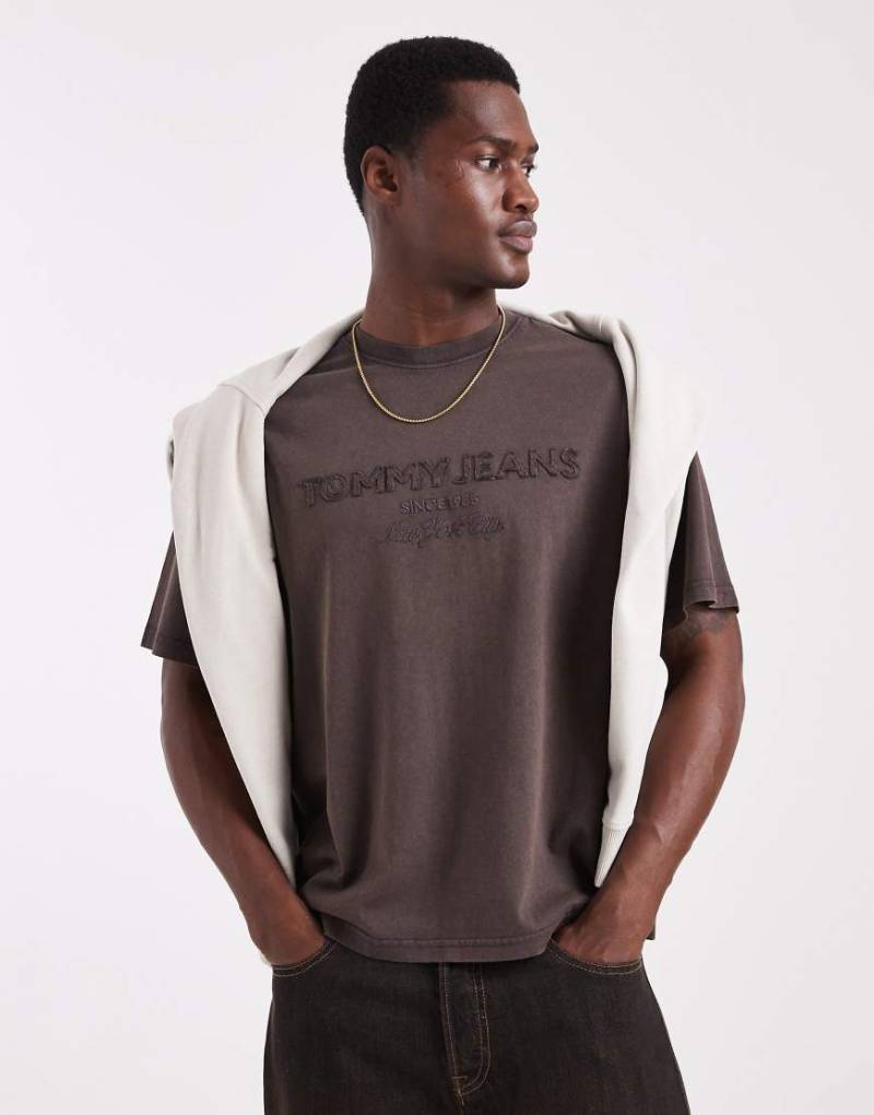 Tommy Jeans - Lifted - Classic-Fit-T-Shirt in Braun mit mittigem Logo-Brown von Tommy Jeans