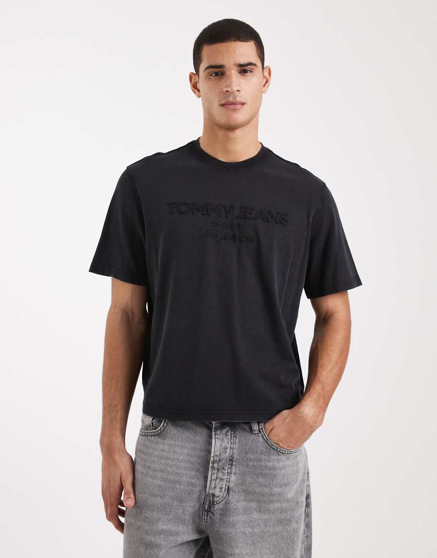 Tommy Jeans - Lifted - T-Shirt in Schwarz mit klassischer Passform und mittigem Logo von Tommy Jeans