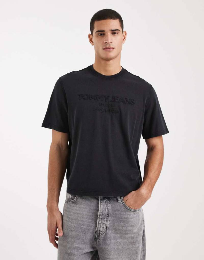 Tommy Jeans - Lifted - T-Shirt in Schwarz mit klassischer Passform und mittigem Logo von Tommy Jeans