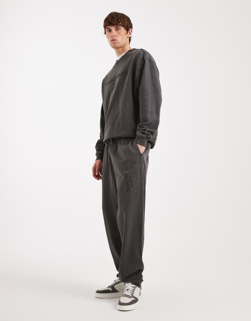 Tommy Jeans - Locker geschnittene Jogginghose in verwaschenem Schwarz mit Logo von Tommy Jeans