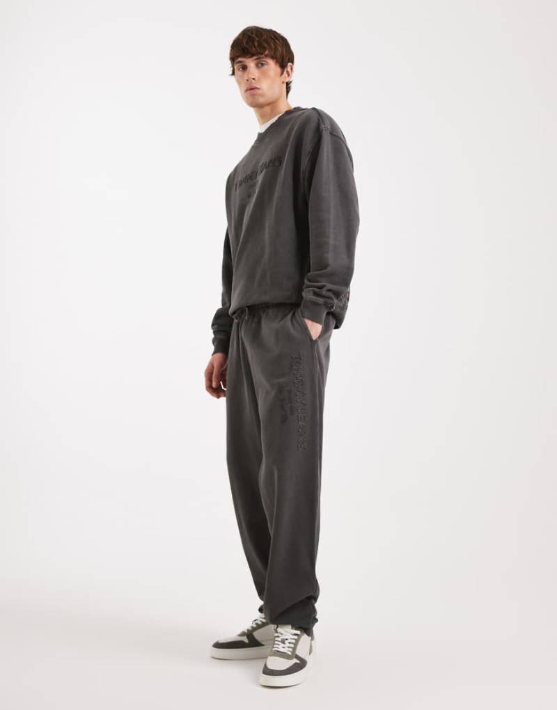 Tommy Jeans - Locker geschnittene Jogginghose in verwaschenem Schwarz mit Logo von Tommy Jeans