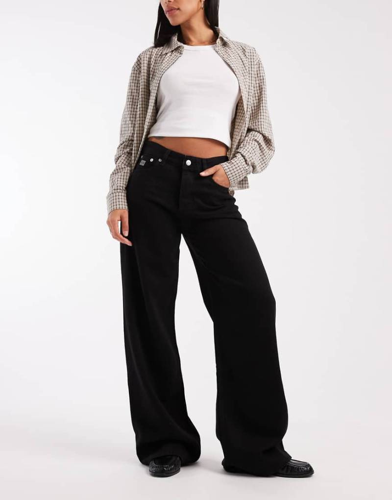 Tommy Jeans - Locker geschnittene Straight Jeans in Schwarz mit mittelhohem Bund von Tommy Jeans