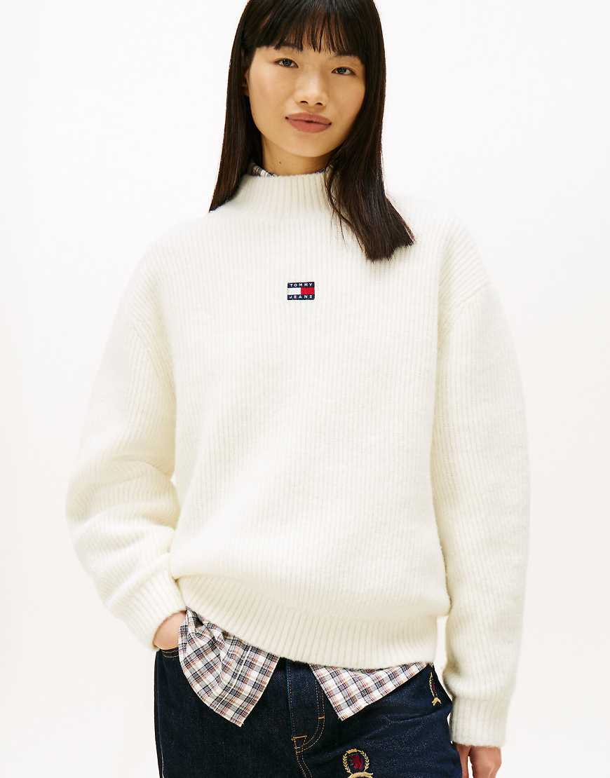 Tommy Jeans - Locker geschnittener Pullover in Beige mit Stehkragen und Aufnäher-Weiß von Tommy Jeans