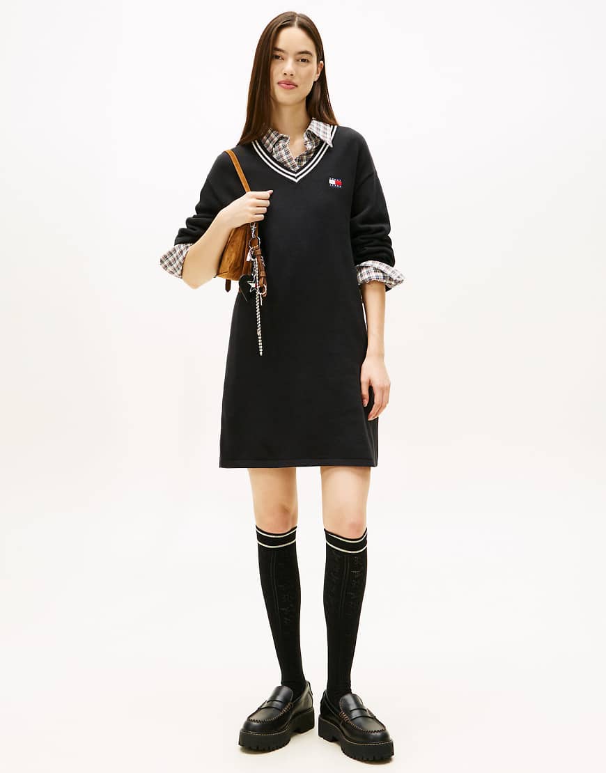 Tommy Jeans - Locker geschnittenes Midi-Pulloverkleid in Schwarz mit Tommy-Aufnäher von Tommy Jeans