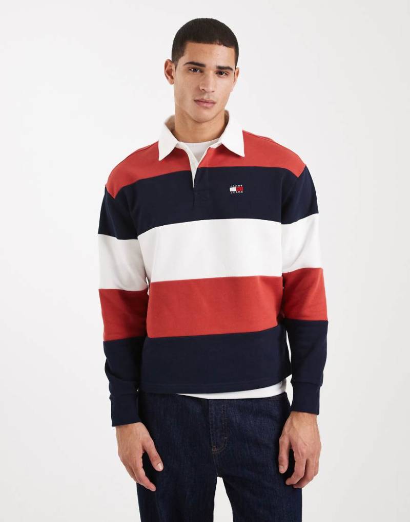 Tommy Jeans - Locker geschnittenes Rugby-Sweatshirt in Rot/Marineblau/Weiß gestreift von Tommy Jeans