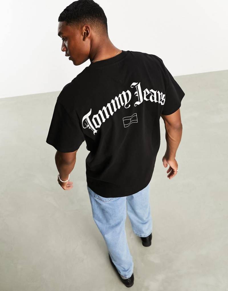 Tommy Jeans - Locker geschnittenes T-Shirt in Schwarz mit bogenförmigem Logo im Grunge-Design am Rücken von Tommy Jeans