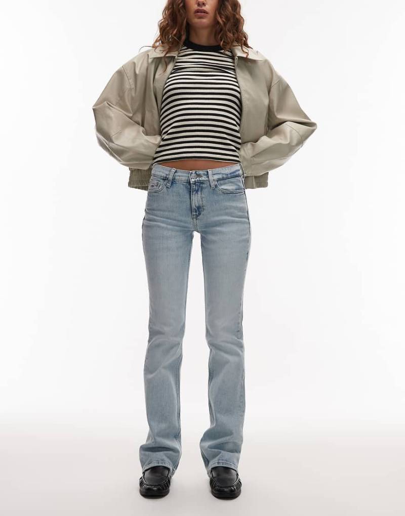 Tommy Jeans - Maddie - Ausgestellte Bootcut-Jeans in ultra-heller Waschung mit mittelhohem Bund-Blau von Tommy Jeans
