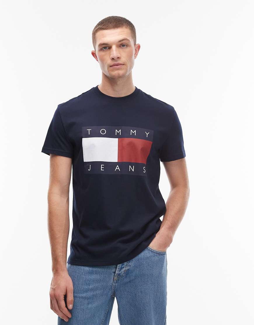 Tommy Jeans - Marineblaues T-Shirt mit großem Flaggenlogo von Tommy Jeans