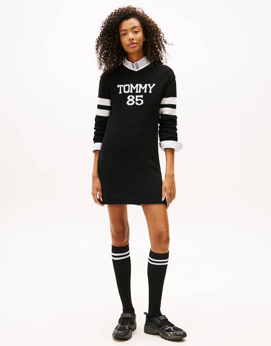 Tommy Jeans - Midi-Pulloverkleid in Schwarz mit Intarsienlogo und V-Ausschnitt von Tommy Jeans