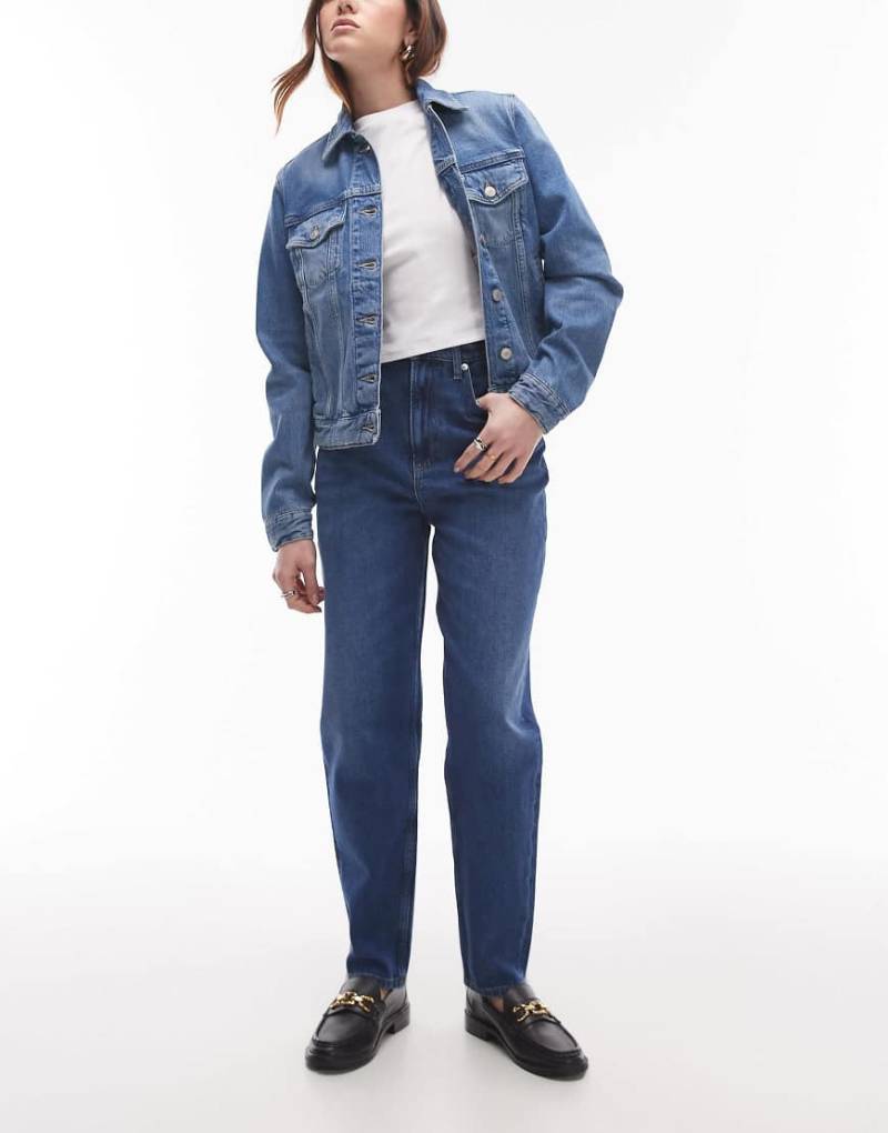 Tommy Jeans - Mom-Jeans in mittelblauer Waschung mit Logo von Tommy Jeans