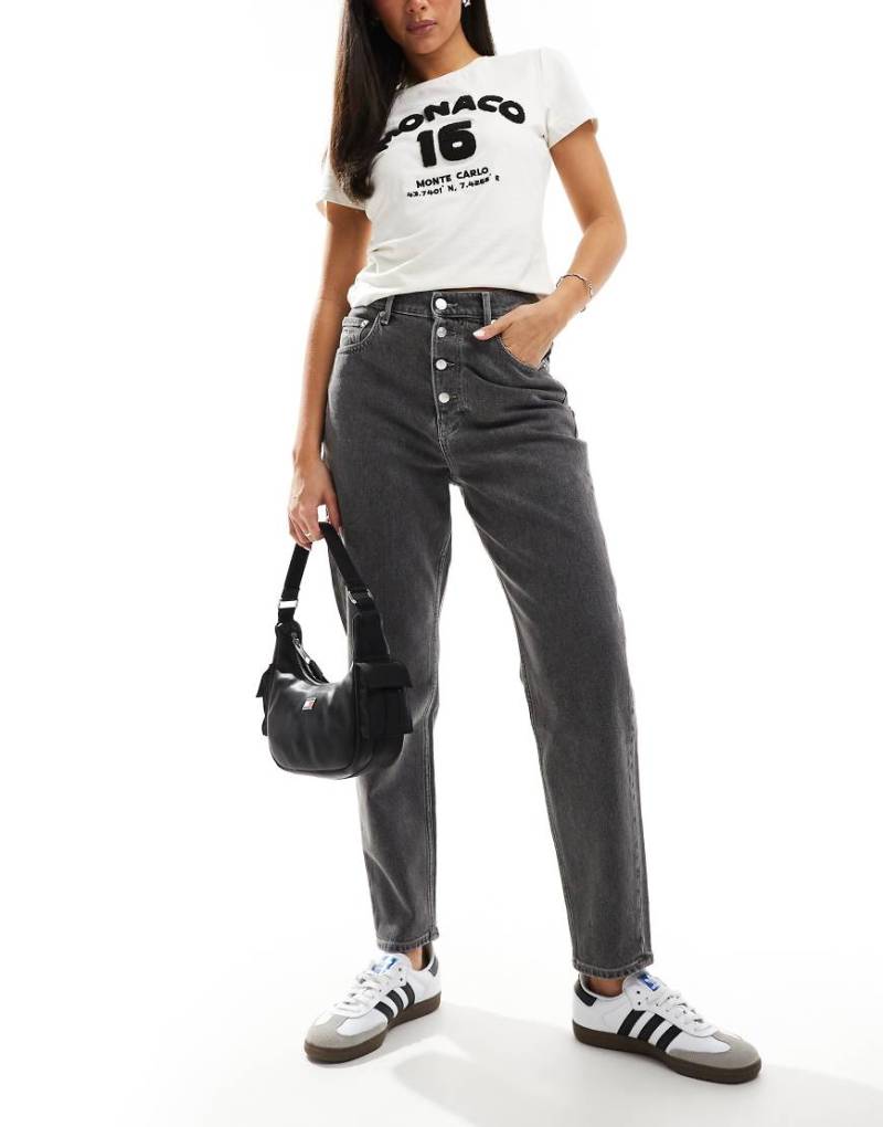 Tommy Jeans - Mom-Jeans in verwaschenem Schwarz mit sehr hohem Bund Tommy Jeans - Mom-Jeans in verwaschenem Schwarz mit sehr hohem Bund von Tommy Jeans