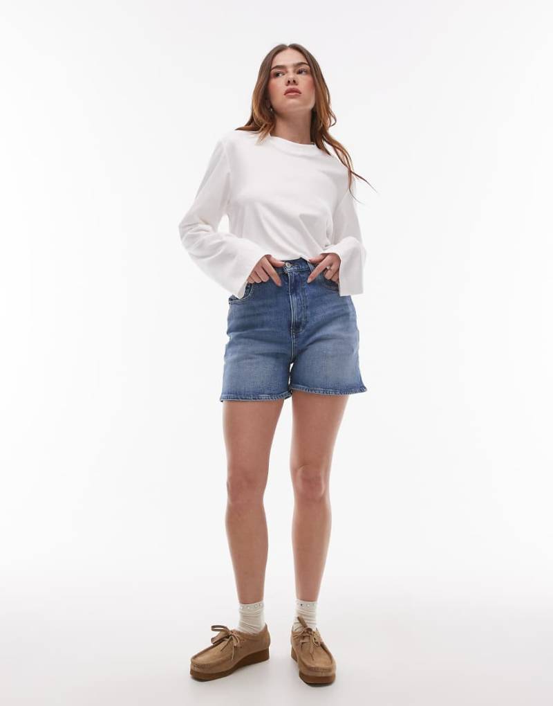 Tommy Jeans - Mom-Jeansshorts in mittlerer Waschung-Blau von Tommy Jeans