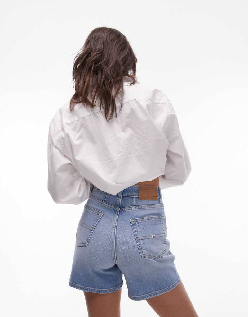 Tommy Jeans - Mom-Shorts aus Denim in heller Waschung-Blau von Tommy Jeans