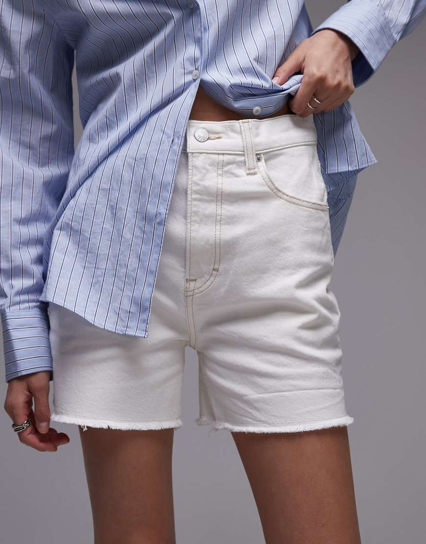 Tommy Jeans - Mom-Shorts aus Denim in weißer Waschung mit ausgefranstem Rand Tommy Jeans - Mom-Shorts aus Denim in weißer Waschung mit ausgefranstem Rand von Tommy Jeans