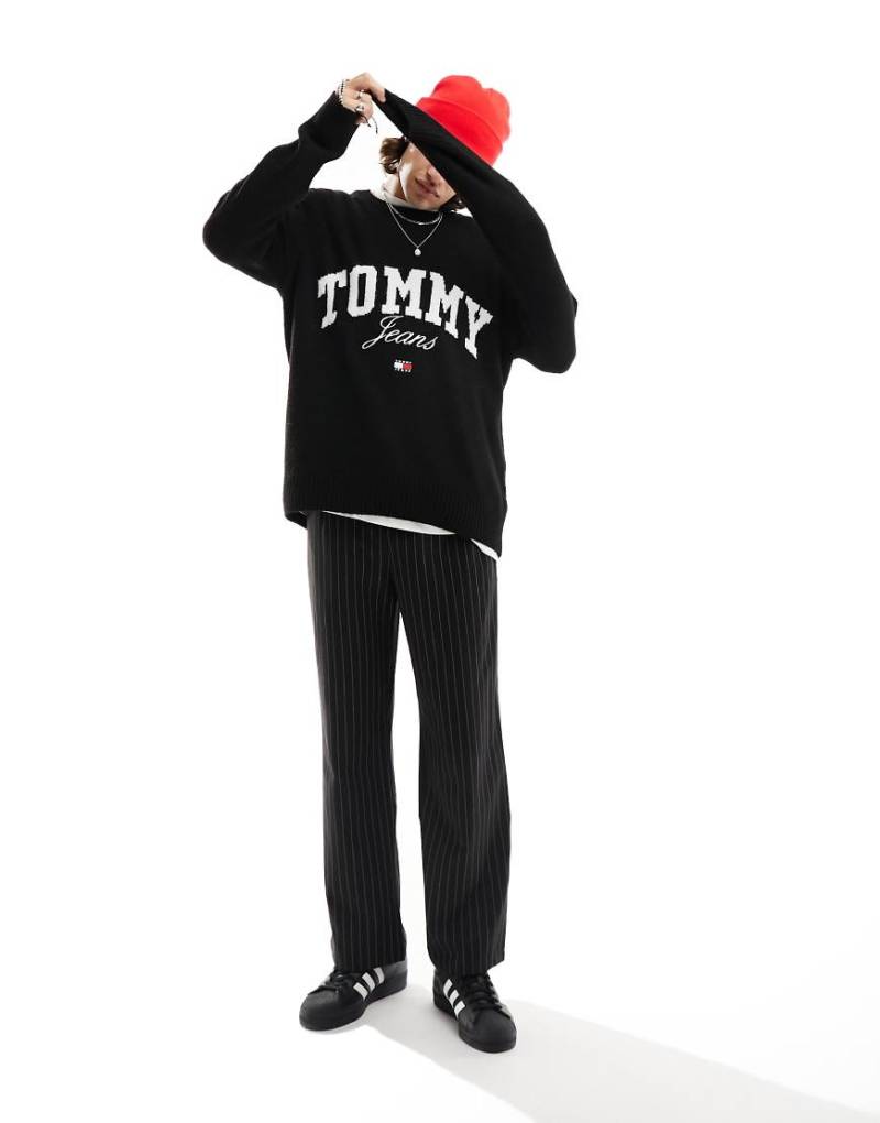 Tommy Jeans - New Varsity - Locker geschnittener Pullover in Schwarz mit Logo von Tommy Jeans