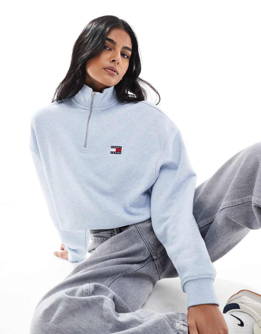 Tommy Jeans - Oberteil in Babyblau mit Logo-Aufnäher und kurzem 1/4Reißverschluss von Tommy Jeans