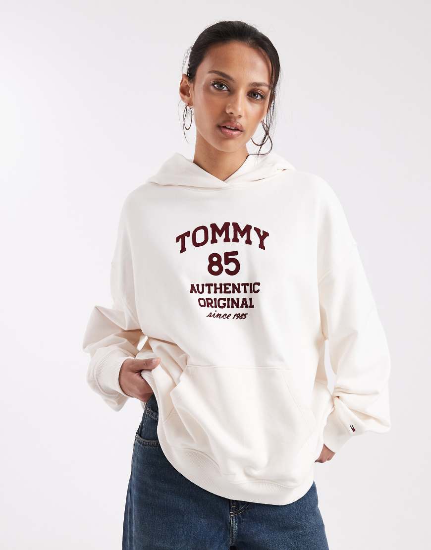 Tommy Jeans - Oversize-Kapuzenpullover in Ecru mit „85"-Grafikprint-Weiß von Tommy Jeans
