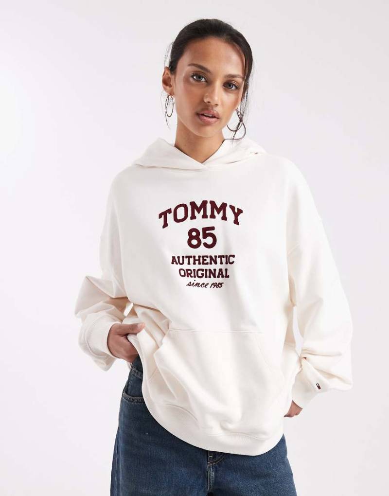 Tommy Jeans - Oversize-Kapuzenpullover in Ecru mit „85"-Grafikprint-Weiß von Tommy Jeans