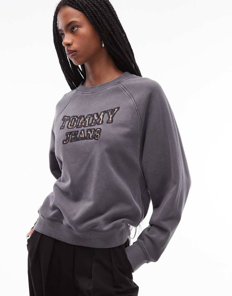 Tommy Jeans - Oversize-Sweatshirt in verwaschenem Grau mit Leopardenprint von Tommy Jeans