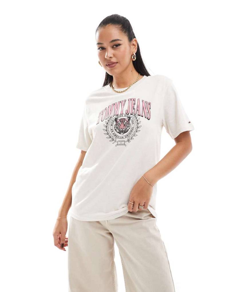 Tommy Jeans - Oversize-T-Shirt in Haferbeige mit Tiger-College-Print-Neutral von Tommy Jeans