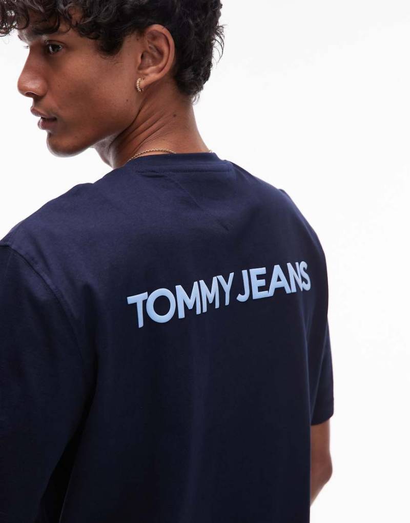 Tommy Jeans - Oversize-T-Shirt in Marineblau mit Logoprint auf dem Rücken von Tommy Jeans