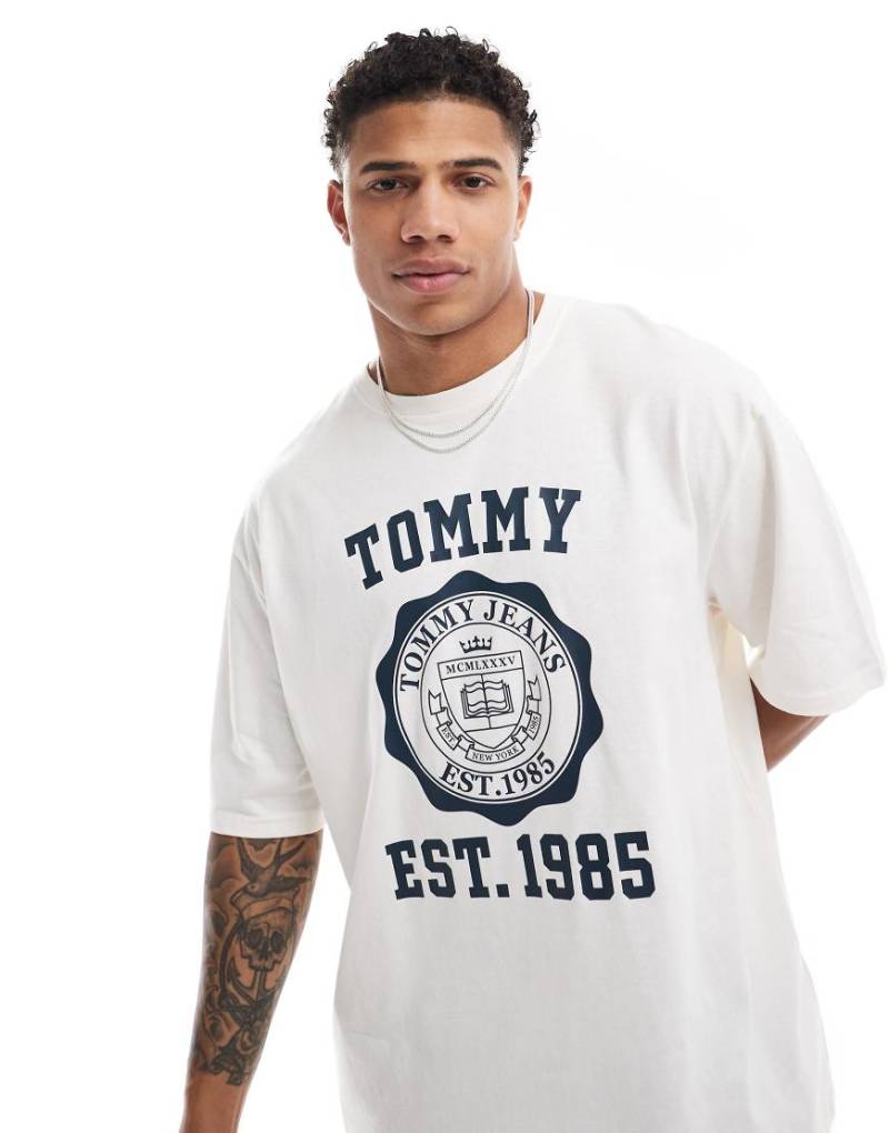 Tommy Jeans - Oversize-T-Shirt in Weiß mit College-Sport-Wappen von Tommy Jeans