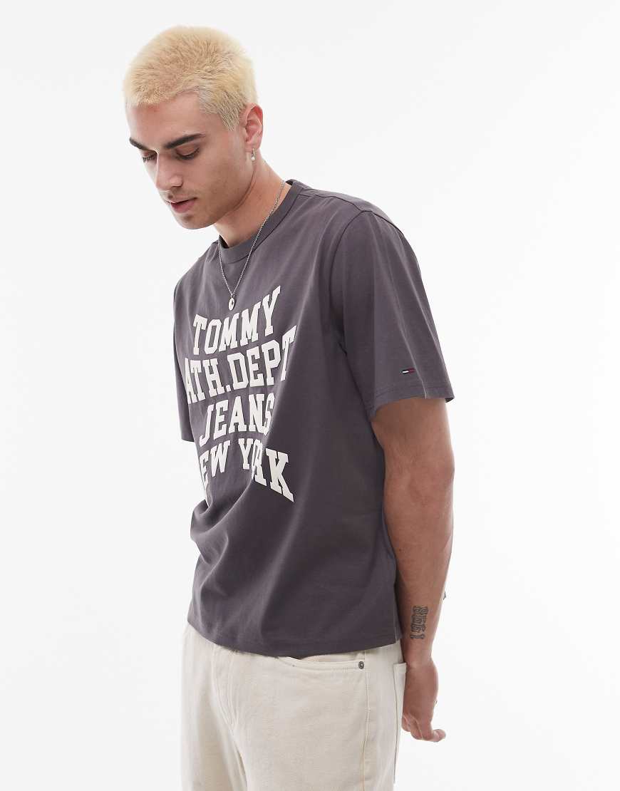 Tommy Jeans - Oversize-T-Shirt in verwaschenem Schwarz mit College-Logo von Tommy Jeans