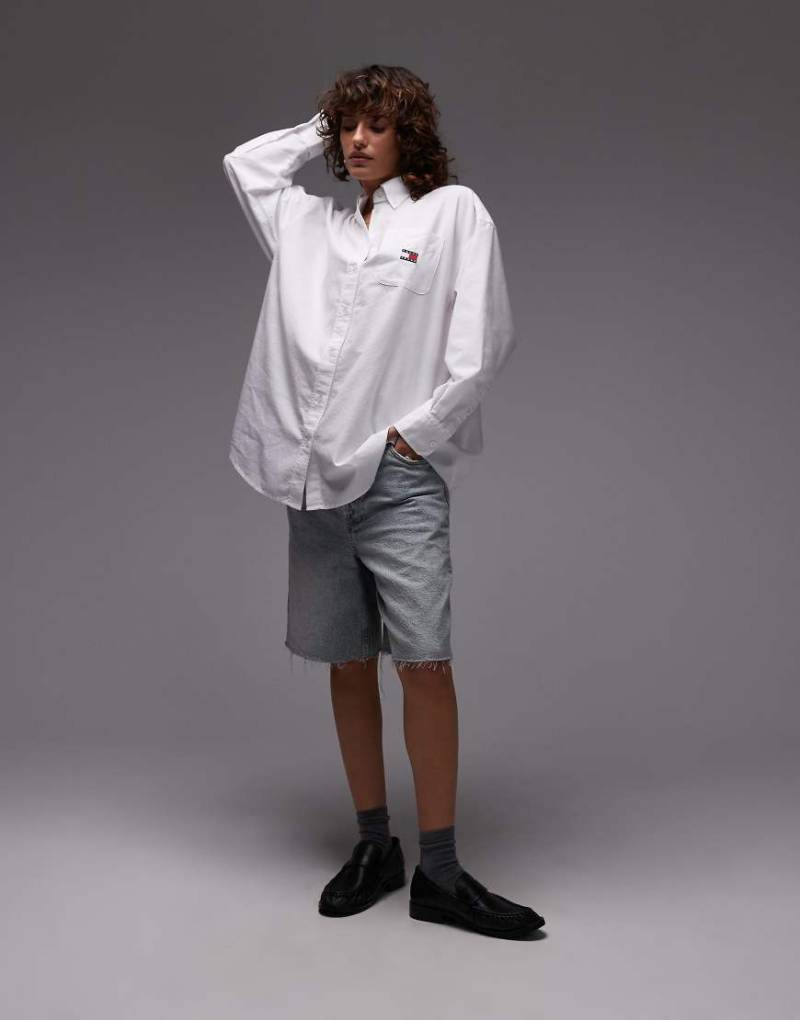 Tommy Jeans - Oxford-Hemd in Ecru mit Logo-Aufnäher-Weiß von Tommy Jeans