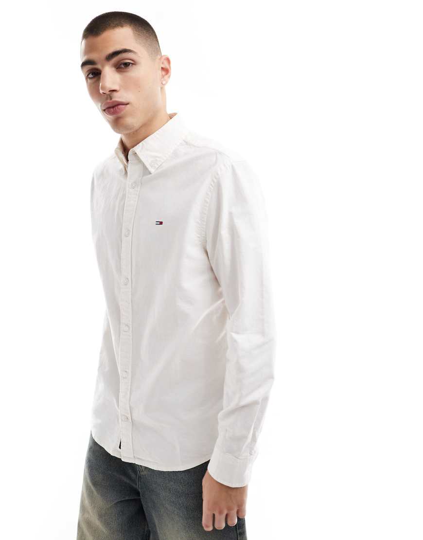Tommy Jeans - Oxford-Hemd in Weiß mit normalem Schnitt Tommy Jeans - Oxford-Hemd in Weiß mit normalem Schnitt von Tommy Jeans