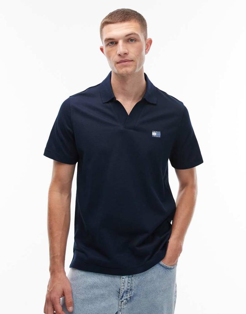 Tommy Jeans - Polohemd in Marineblau mit kleinem Flag-Logo von Tommy Jeans