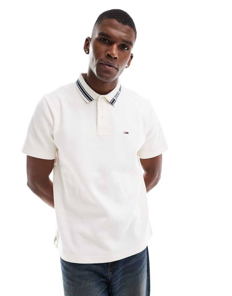 Tommy Jeans - Polohemd in gebrochenem Weiß mit Zierstreifen von Tommy Jeans
