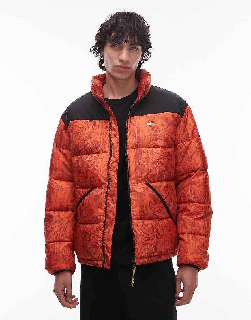 Tommy Jeans - Pufferjacke in Orange mit Blattmuster von Tommy Jeans